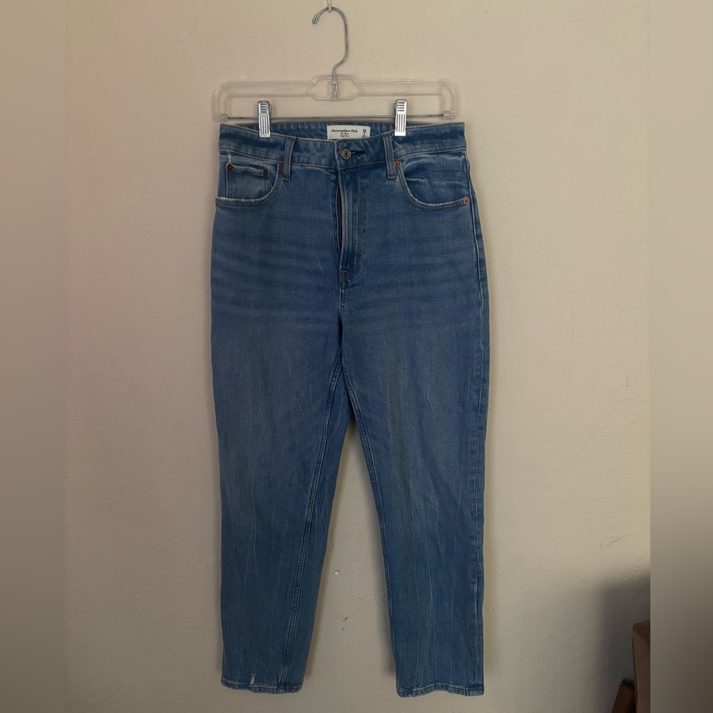 A&F LIGHT WASH JEANS